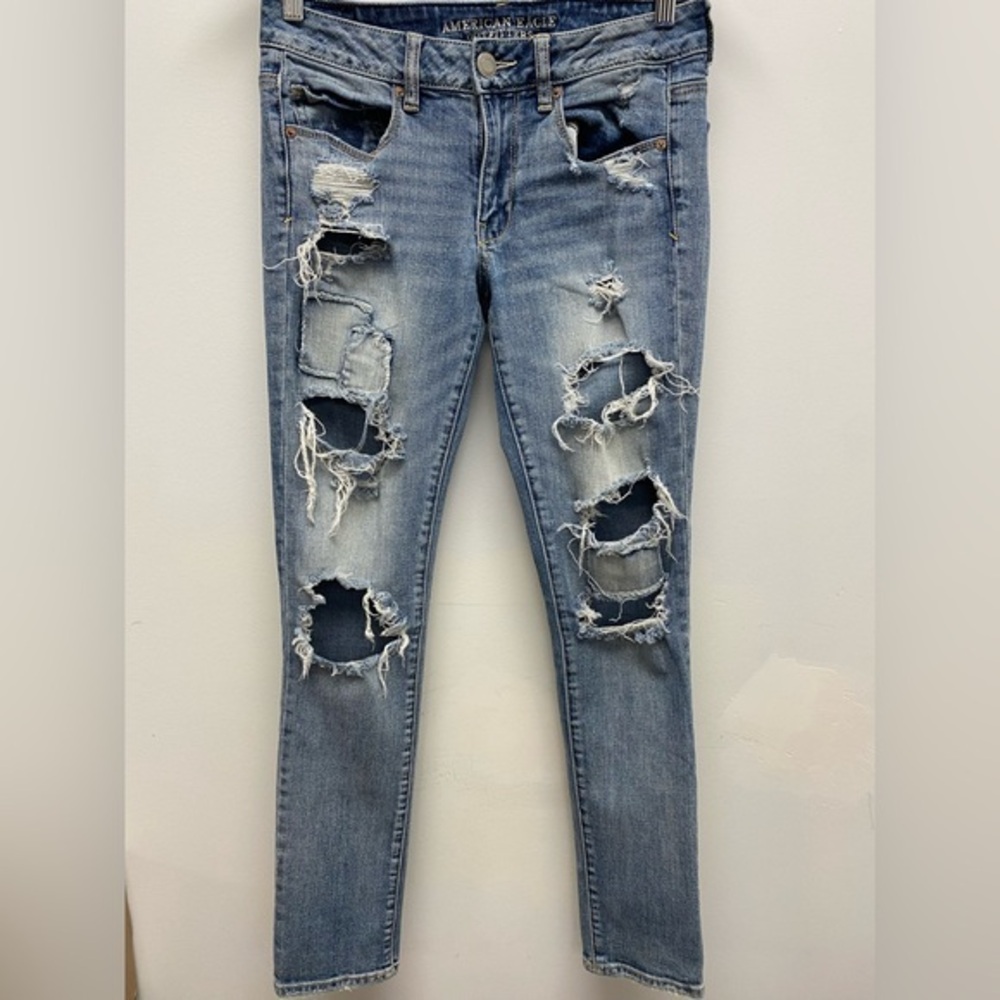 4 for $25 💙 American Eagle Distressed Skinny Jeans (Size 6) 💙